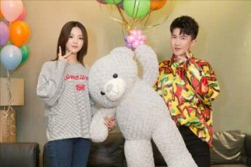 娱乐圈吃瓜博主,明星背后的那些事儿  第1张 娱乐圈吃瓜博主,明星背后的那些事儿  第1张